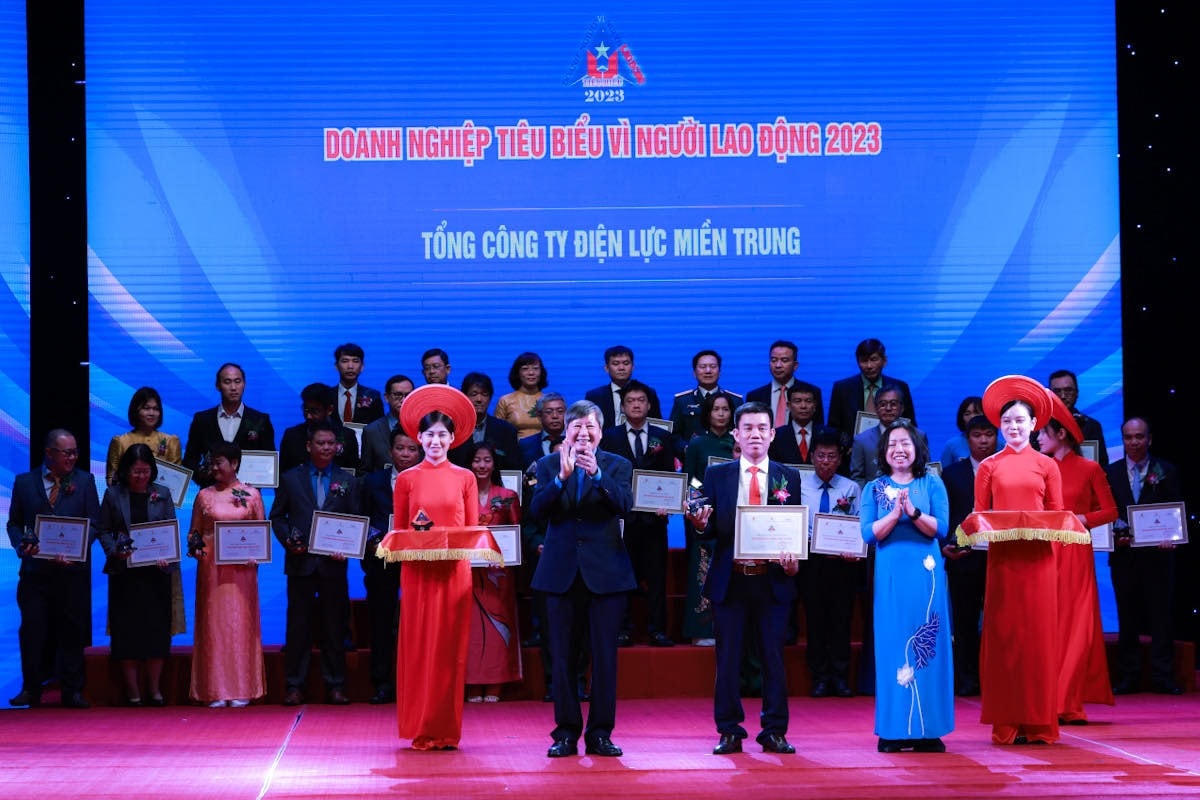 Ông Trần Thanh Hải - Phó Chủ tịch Thường trực Tổng Liên đoàn Lao động Việt Nam và bà Thái Thu Xương - Phó Chủ tịch Tổng Liên đoàn Lao động Việt Nam trao Kỷ niệm chương và Chứng nhận Doanh nghiệp tiêu biểu vì Người lao động 2023 cho 34 doanh nghiệp.