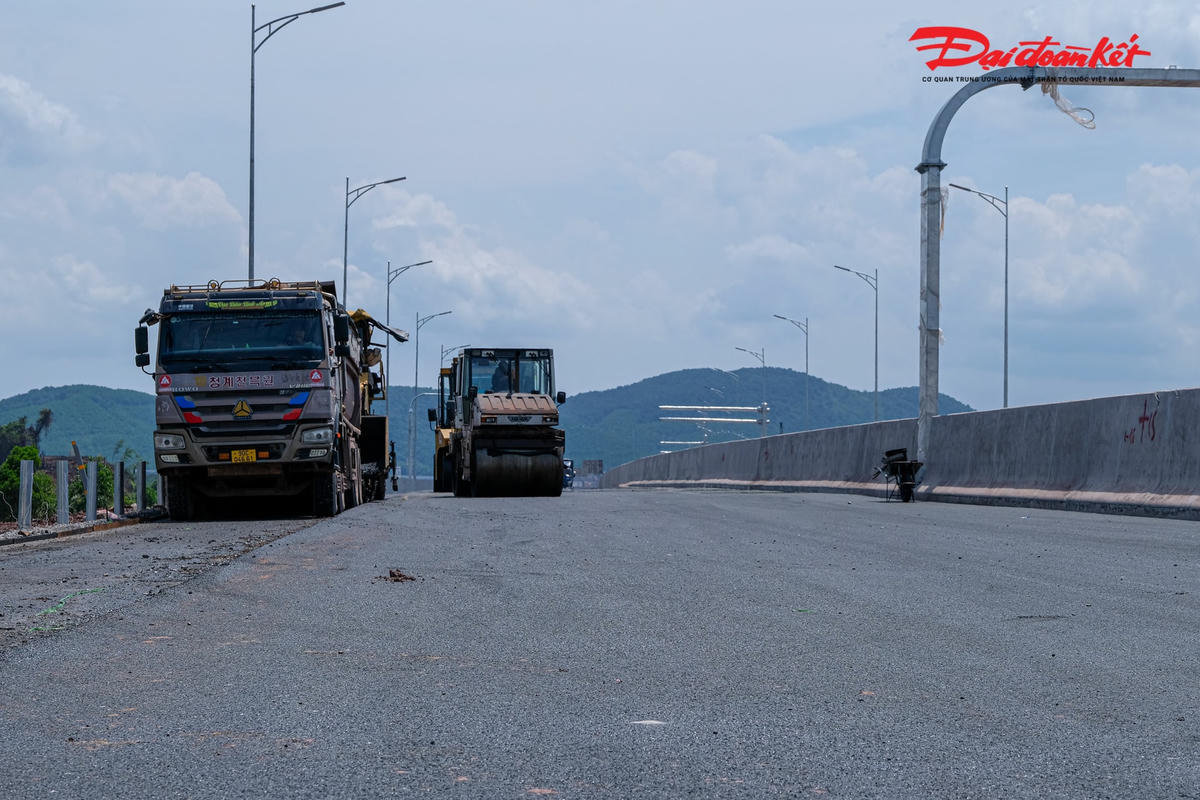 "Dự kiến, trước ngày 15/7 hoàn thành thảm nhựa mặt đường lớp 3, ngày 20/7 hoàn thành thảm bê tông nhựa làn dừng khẩn cấp, ngày 25/7 hoàn thiện lớp bê tông nhựa tạo nhám mặt đường và ngày 30/7 hoàn thành toàn bộ hệ thống đảm bảo an toàn giao thông, sơn kẻ đường", đại diện đơn vị nhà thầu thi công tuyến cao tốc Vân Đồn - Móng Cái cho hay.