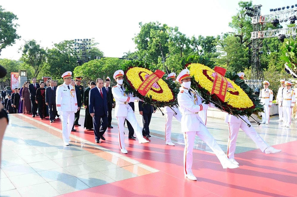 Đoàn lãnh đạo Đảng, Nhà nước đặt vòng hoa tại Đài tưởng niệm các Anh hùng liệt sĩ. (Ảnh: Minh Đức/TTXVN).