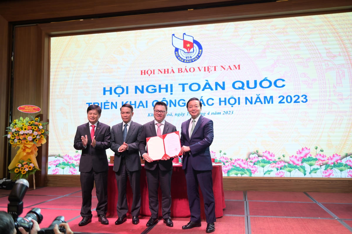 Phó Thủ tướng Chính phủ Trần Hồng Hà trao quyết định phê duyệt Điều lệ Hội Nhà báo Việt Nam.