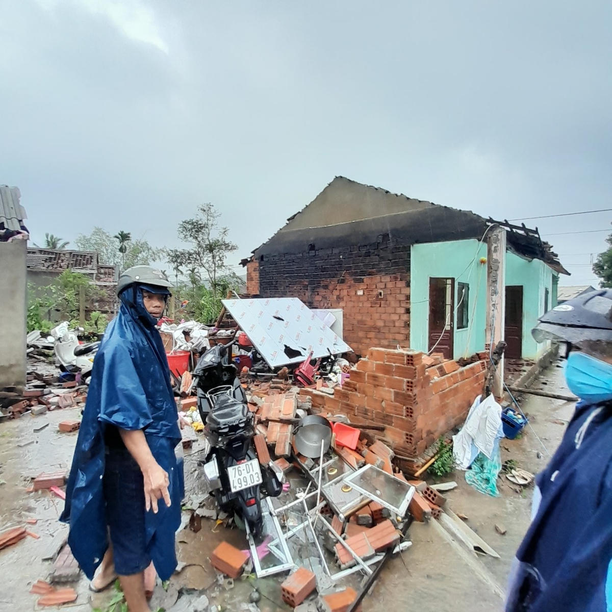Cảnh hoang tàn sau cơn lốc xoáy.