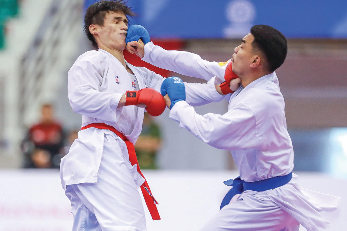 Một pha trong trận đấu giữa 2 vận động viên tại môn Karate.