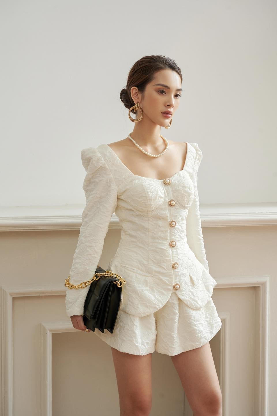 Về đời tư, nữ diễn viên từng công khai tình cảm với Minh Kha - người mẫu từng tham gia “Quý Ông Hoàn Hảo” nhưng cặp đôi chính thức "đường ai nấy đi" vào hồi tháng 2/2022.