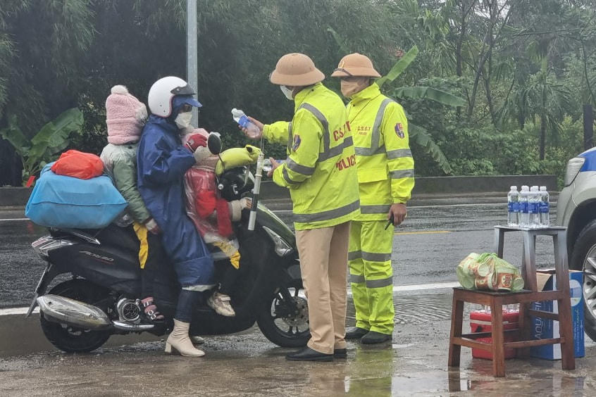 Lực lượng CSGT phát nước, thức ăn nhanh cho người dân trên đường trở lại các tỉnh, thành làm việc sau kỳ nghỉ Tết Nguyên đán.