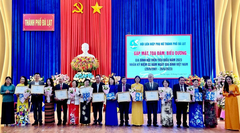 Trao giấy khen và quà lưu niệm cho các gia đình tiêu biểu, đạt gia đình “No ấm, tiến bộ, hạnh phúc, văn minh” năm 2023.  