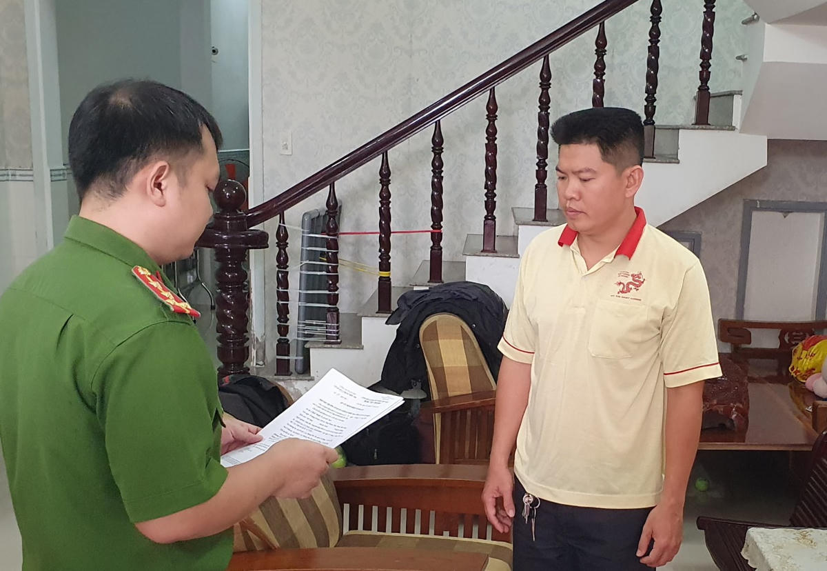 Châu Ngọc Ý nhận quyết định khởi tố.