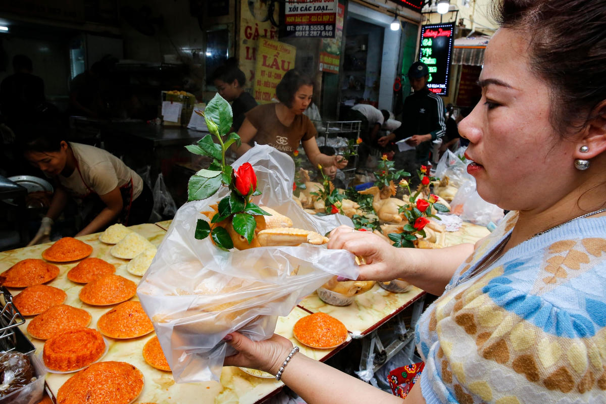 Theo một cửa hàng trên phố Hàng Bè, nhằm đáp ứng nhu cầu của thực khách cửa hàng đã huy động thêm hàng chục nhân công làm từ khâu thịt gà tới luộc, chặt, đồ, gói xôi...