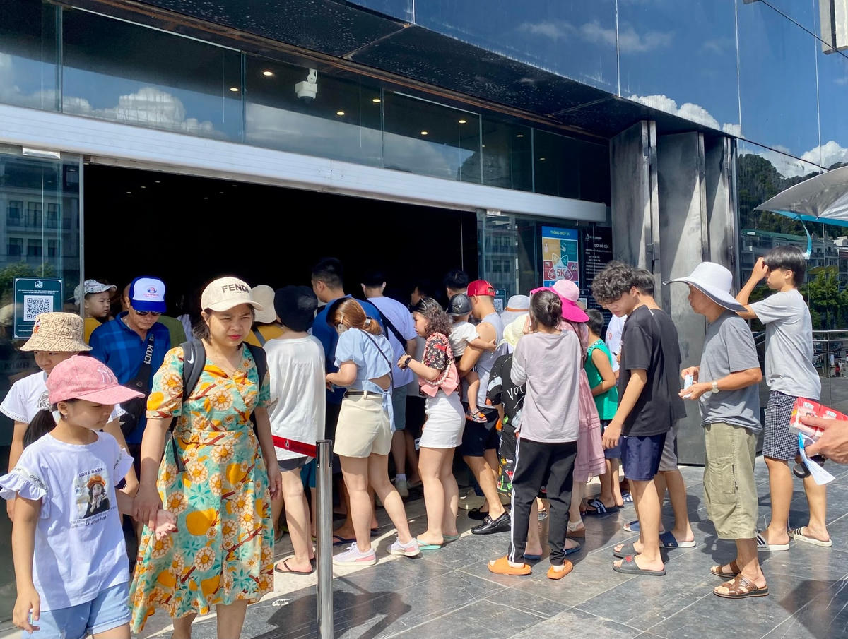 Khu vực cửa vào Bảo tàng Quảng Ninh chật kín khách du lịch.Nhân viên soát vé của Bảo tàng Quảng Ninh làm việc luôn tay để phục vụ hàng nghìn lượt khách vào tham quan.Thang máy ở Bảo tàng phải hoạt động hết công suất để đưa khách du lịch di chuyển đi tham quan các tầng. Với kiến trúc hiện đại, độc đáo, Bảo tàng Quảng Ninh thu hút nhiều du khách đến tham quan.Du khách thích thú "check in" tại Bảo tàng Quảng Ninh.Du khách tìm hiểu thông tin tại tầng 3 của Bảo tàng.Mô hình khai thác than giúp người dân và du khách hiểu hơn về nghề thợ mỏ đặc trưng tại Quảng Ninh.Nhiều trường học lựa chọn Bảo tàng Quảng Ninh là nơi sinh hoạt ngoại khóa.Với chính sách kích cầu miễn giảm 50% giá vé tham quan, Bảo tàng đã đón lượng lớn du khách đến tham quan, trải nghiệm.Từ 1/7, giá vé tham quan Bảo tàng Quảng Ninh sẽ trở về giá cũ. 