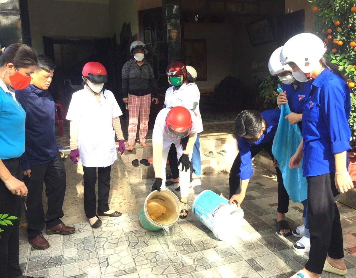 Lực lượng chức năng ra quân diệt lăng quăng, bọ gậy.