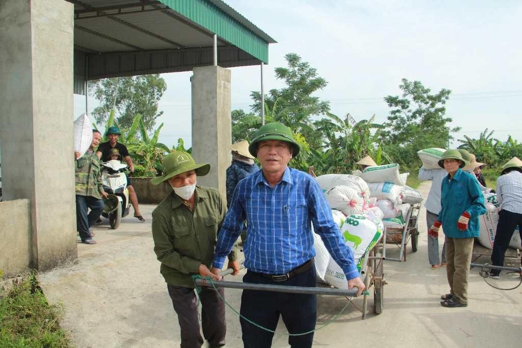 Cán bộ các tổ chức đoàn thể xã Trung Lộc, Can Lộc, Hà Tĩnh hỗ trợ các hộ di dời tái định cư.