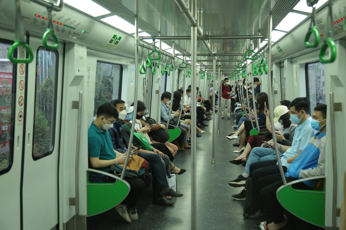 Đường sắt Cát Linh - Hà Đông cho phép hành khách được mang xe đạp gấp lên tàu nhưng không làm ảnh hưởng tới các hành khách khác. Ảnh minh họa.