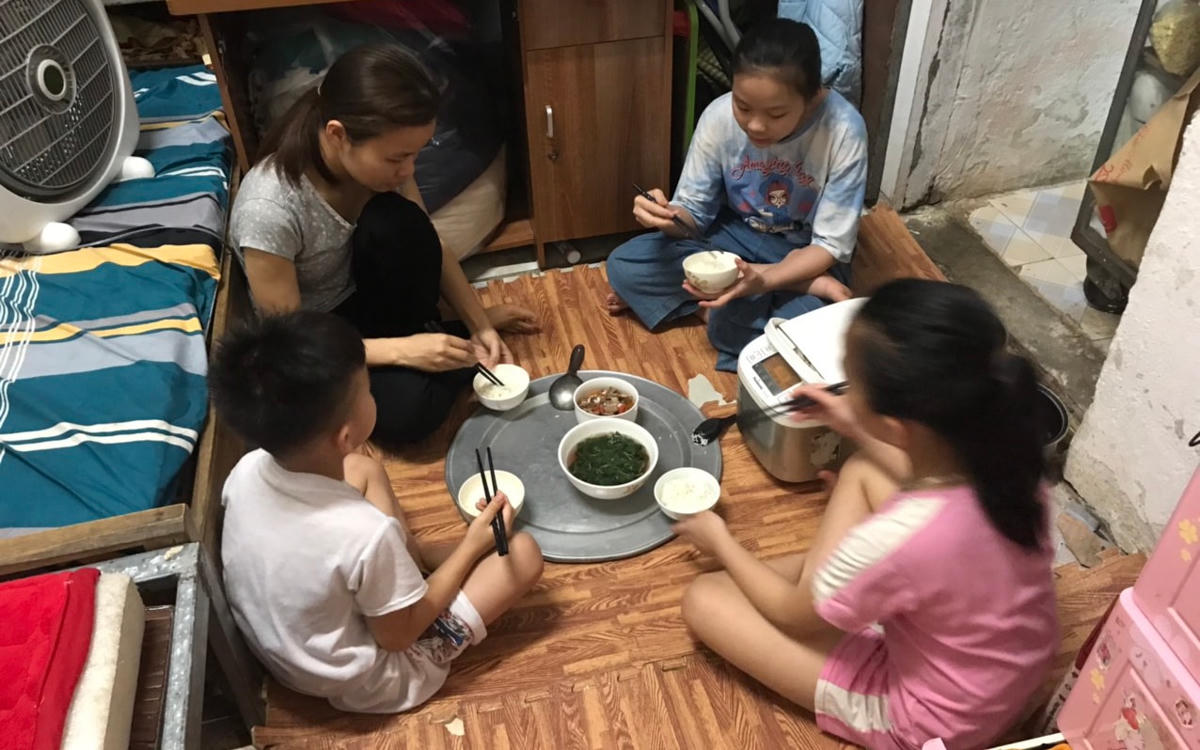 Bữa ăn đạm bạc của một gia đình công nhân thời “bão giá”.