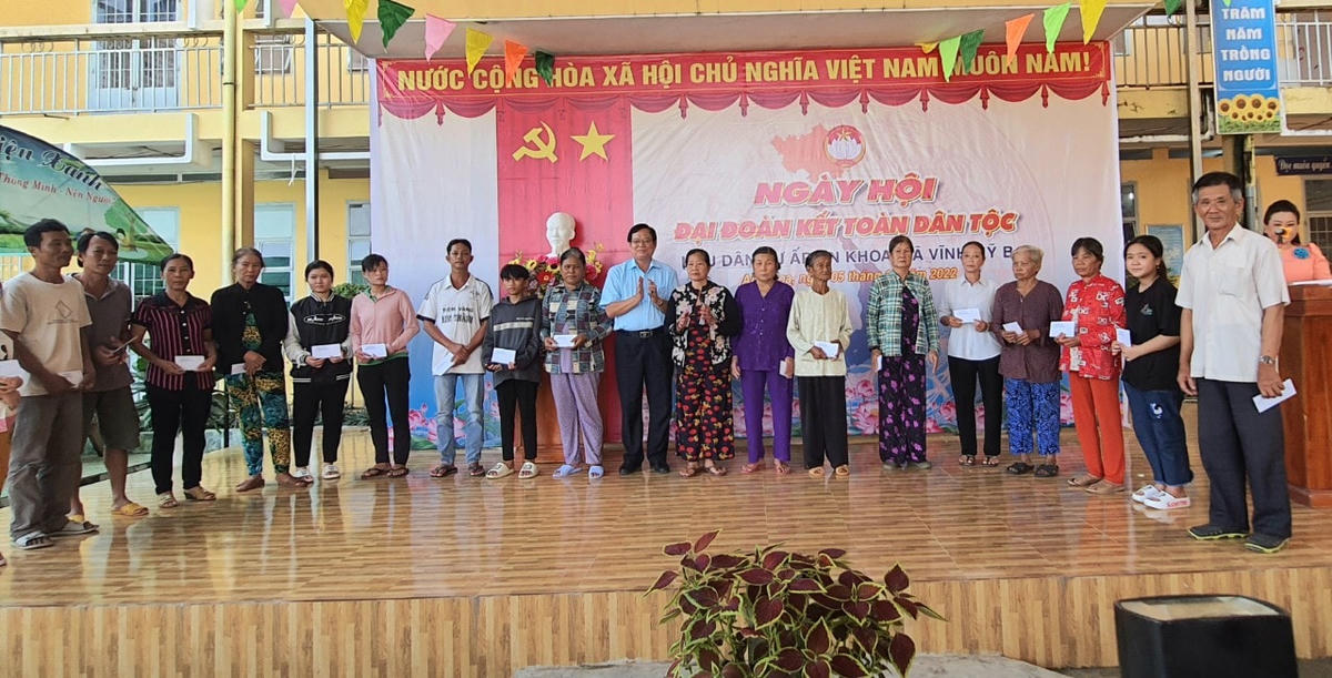 Trưởng Ban Dân vận Tỉnh ủy, Chủ tịch UBMTTQ Việt Nam tỉnh Nguyễn Văn Hòa trao 20 suất quà cho các hộ dân ấp An Khoa.