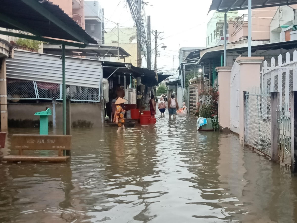 Người dân các khu dân cư ở TP Bạc Liêu khốn khổ vì triều cường