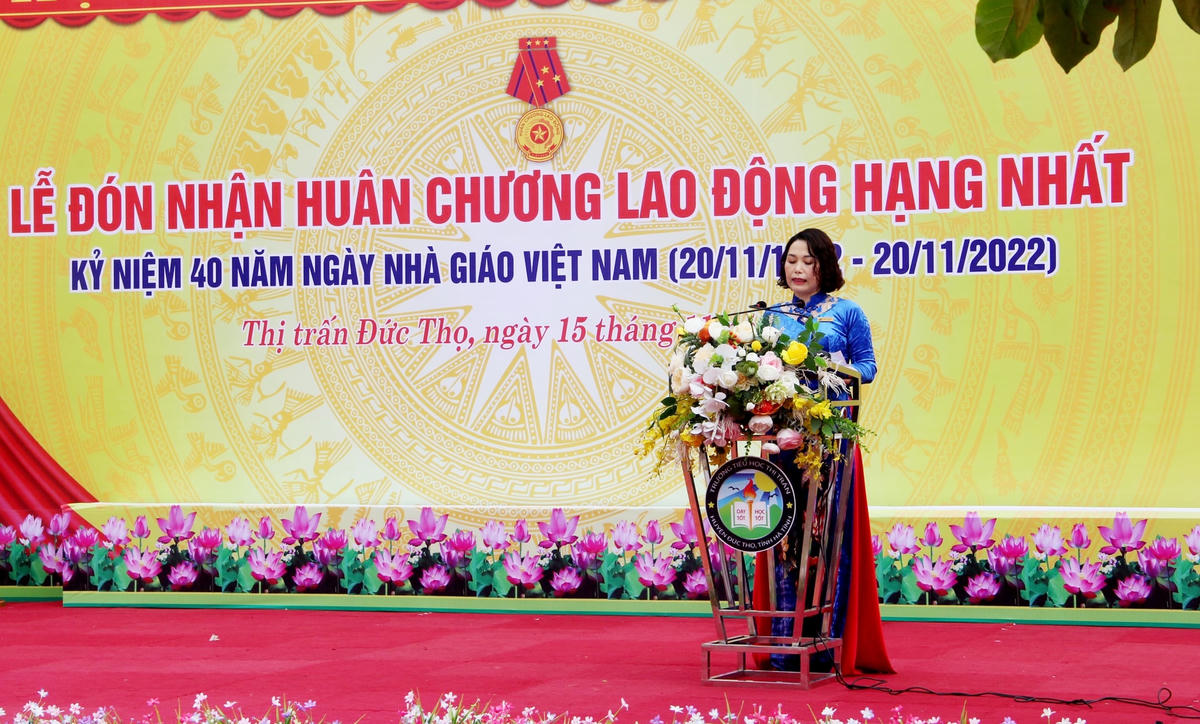 Bà Phạm Thị Phương Lê, Hiệu trưởng Trường Tiểu học thị trấn Đức Thọ phát biểu.