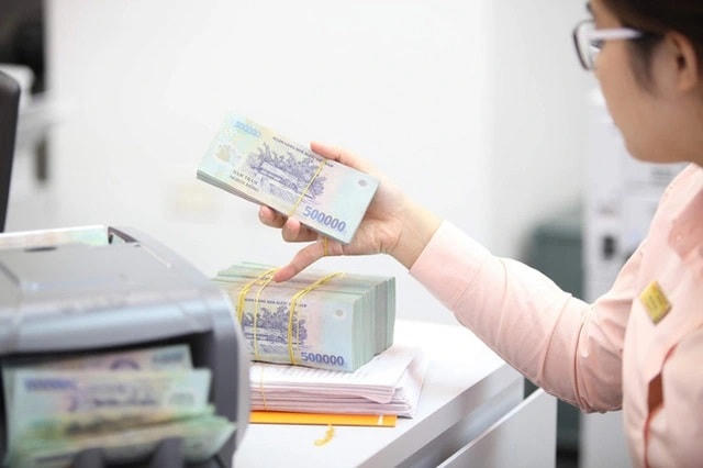 Lãi suất tiết kiệm liên tục giảm.