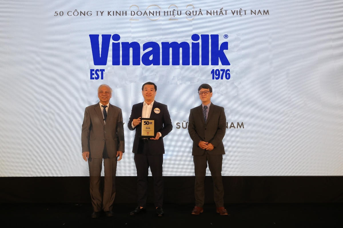 Ông Đỗ Thanh Tuấn - Giám đốc Đối ngoại Vinamilk - nhận danh hiệu Top 50 Công ty kinh doanh hiệu quả nhất Việt Nam.