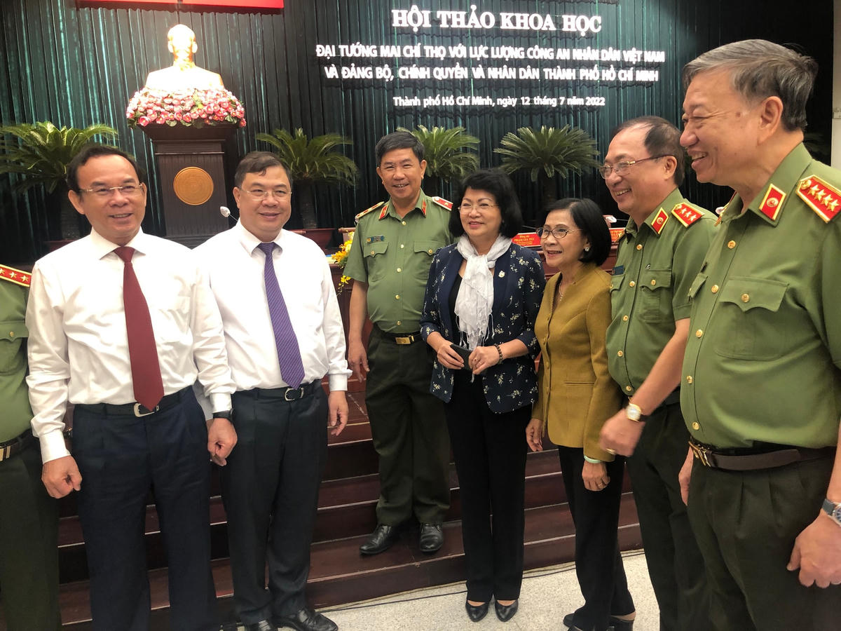Bí thư Thành ủy TP HCM Nguyễn Văn Nên (ngoài cùng, bên trái) và Bộ trưởng Bộ Công an Tô Lâm (ngoài cùng, bên phải) trao đổi cùng đại biểu bên lề hội thảo khoa học (Ảnh: Hồng Phúc).