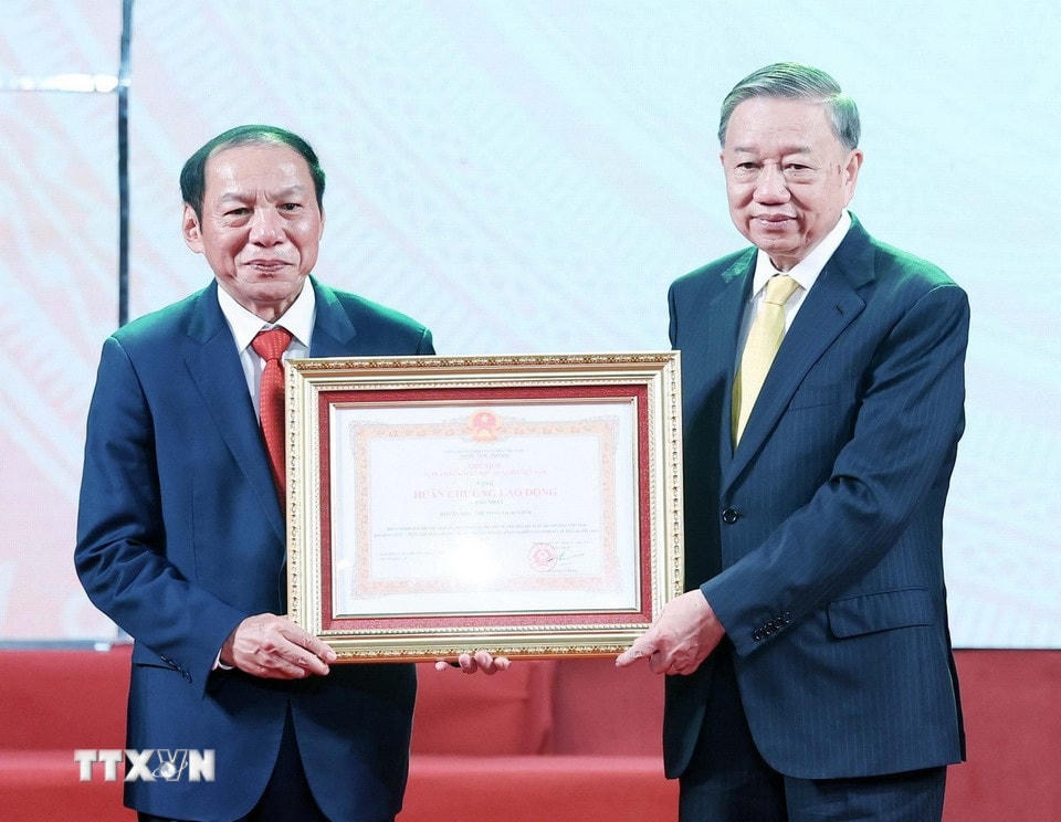 Tổng Bí thư Tô Lâm trao tặng Huân chương Lao động hạng Nhất cho Bộ Văn hóa, Thể thao và Du lịch. (Ảnh: Thống Nhất/TTXVN)