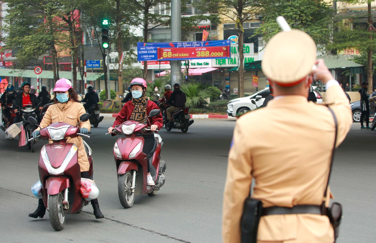 Lực lượng chức năng liên tục phải chỉ dẫn để người dân đi đúng theo phương án đã phân luồng.