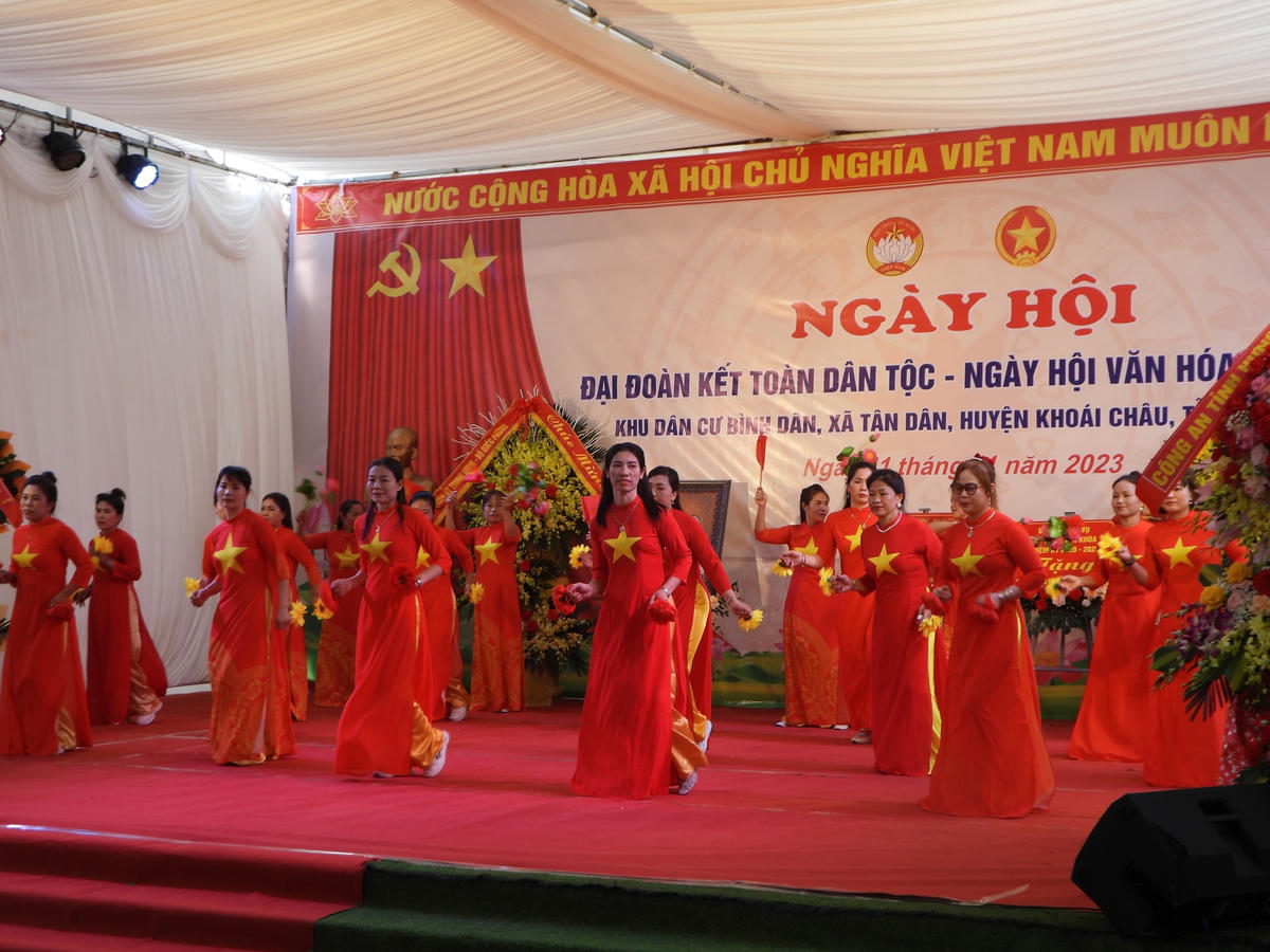 Các tiết mục văn nghệ chào mừng Ngày hội tại khu dân cư Bình Dân.