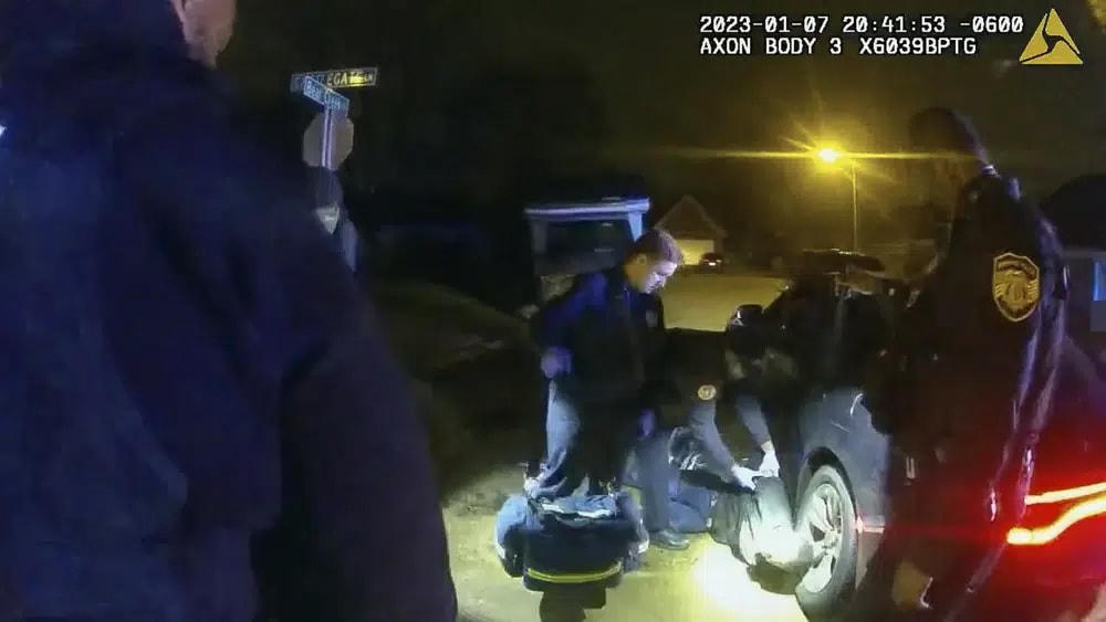 Đoạn video cho thấy các cảnh sát Memphis đấm, đá và dùng dùi cui để hành hung Tire Nichols. Nguồn: AP.  