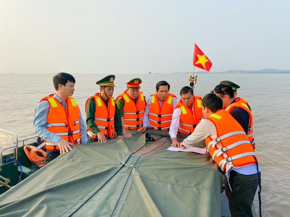 Chủ tịch UBND TP Hải Phòng Nguyễn Văn Tùng (người thứ 5 từ trái sang) kiểm tra việc cưỡng chế thu hồi khu vực nuôi trồng thuỷ sản trái phép trên biển.