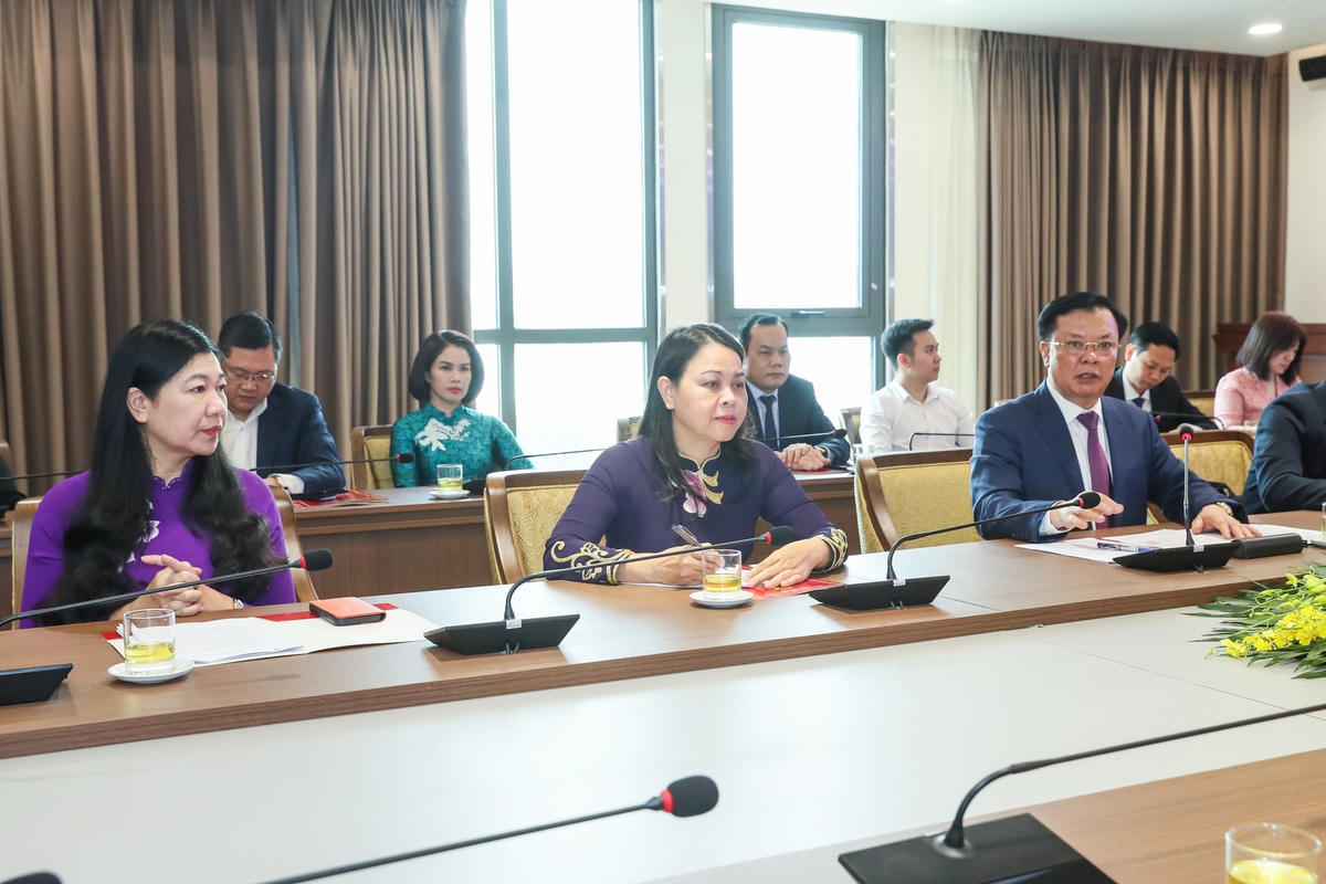 Phó Chủ tịch - Tổng Thư ký UBTƯ MTTQ Việt Nam Nguyễn Thị Thu Hà cùng các đại biểu tham dự buổi tiếp. Ảnh: Quang Vinh.
