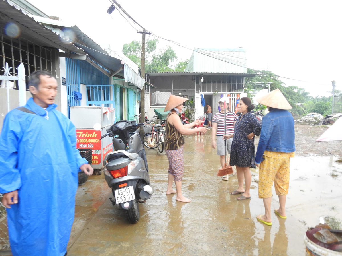 Đà Nẵng: Nước rút, người dân tất bật lùa bùn đất ra khỏi nhà