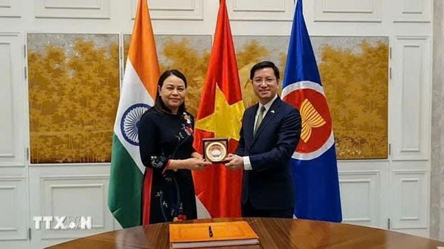 Phó Chủ tịch – Tổng Thư ký Ủy ban Trung ương MTTQ Việt Nam, bà Nguyễn Thị Thu Hà tặng quà Đại sứ Việt Nam tại Ấn Độ Nguyễn Thanh Hải. (Ảnh: Ngọc Thúy/TTXVN).