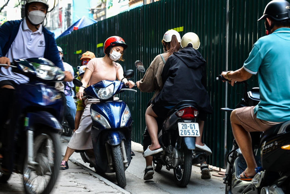 Theo như người dân chia sẻ, từ khi có công trình này ở đây, giao thông ngày nào cũng ùn tắc. 'Nhiều khi tôi và nhiều hộ gia đình khác phải ra giúp người đi đường thông xe, nếu không thì không chỉ ách tắc, mà còn có những xung đột không đáng có đã có thể xảy ra'. bà Huệ (63 tuổi) nói.