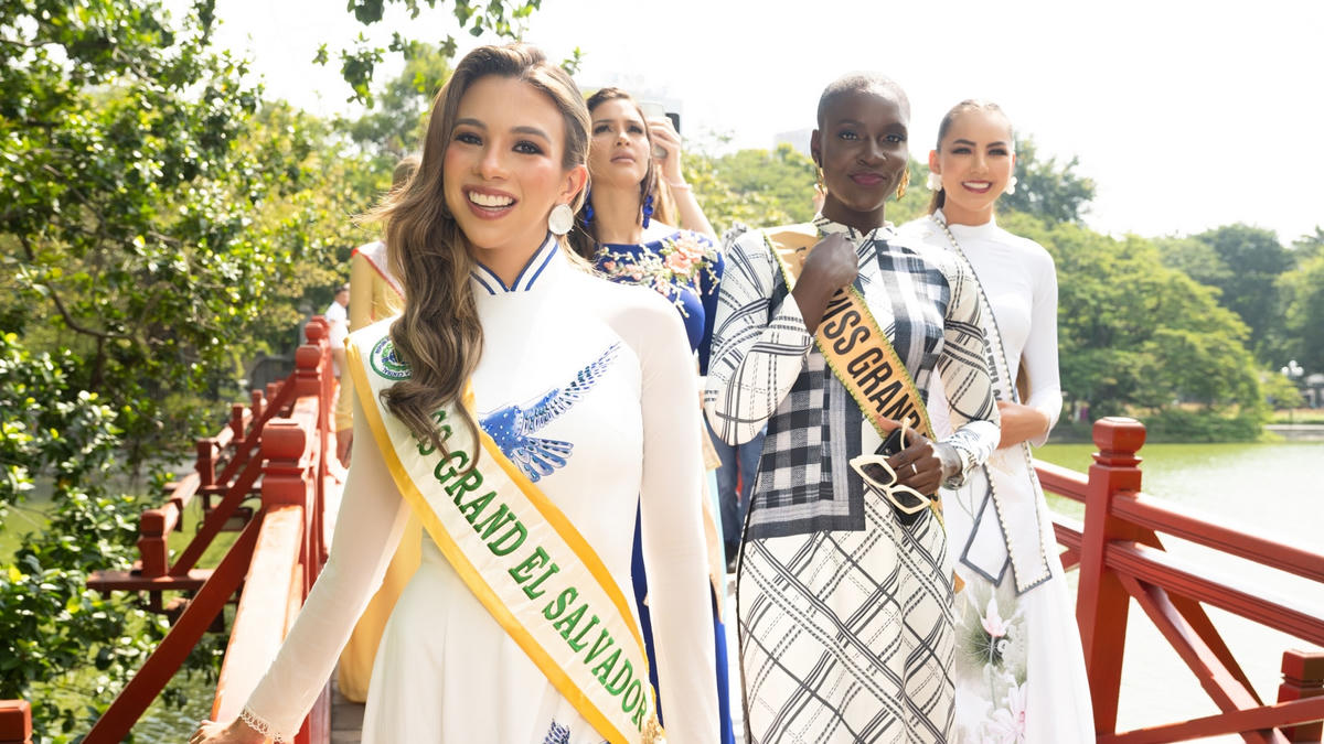 Để đến với đền Ngọc Sơn, thí sinh Miss Grand International được hướng dẫn băng qua cầu Thê Húc. Các cô gái đắm chìm với vẻ đẹp của hồ Hoàn Kiếm khi đứng trên cây cầu biểu tượng của Hà Nội.