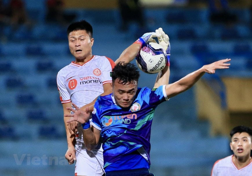 Trong trận đấu không bàn thắng, cầu thủ chơi hay nhất mỗi đội đều là "người gác đền". Ảnh: TTXVN.