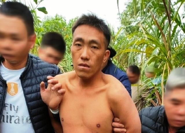 Lầu A Tủa bị bắt giữ trong khuôn viên trại giam.