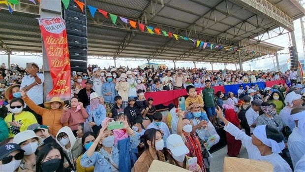 Đồng bào Chăm cùng người dân và du khách từ các nơi đổ về tham dự Lễ hội Katê 2022.