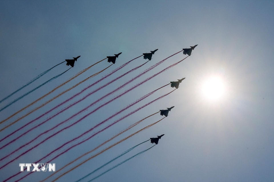 Máy bay trình diễn tại Lễ duyệt binh kỷ niệm 80 năm chiến thắng phátxít của nhân dân thế giới ở Bắc Kinh, Trung Quốc, ngày 3/9/2025. (Ảnh: THX/TTXVN)