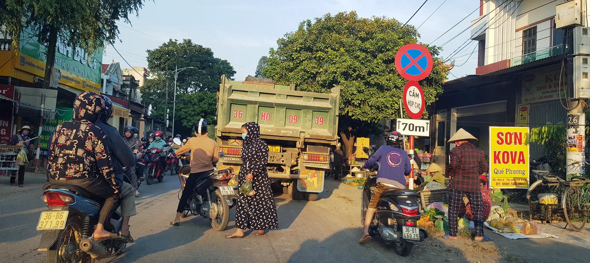 Khu chợ cóc tại thị trấn Thọ Xuân đang gây ra nhiều hệ lụy và bức xúc trong nhân dân.