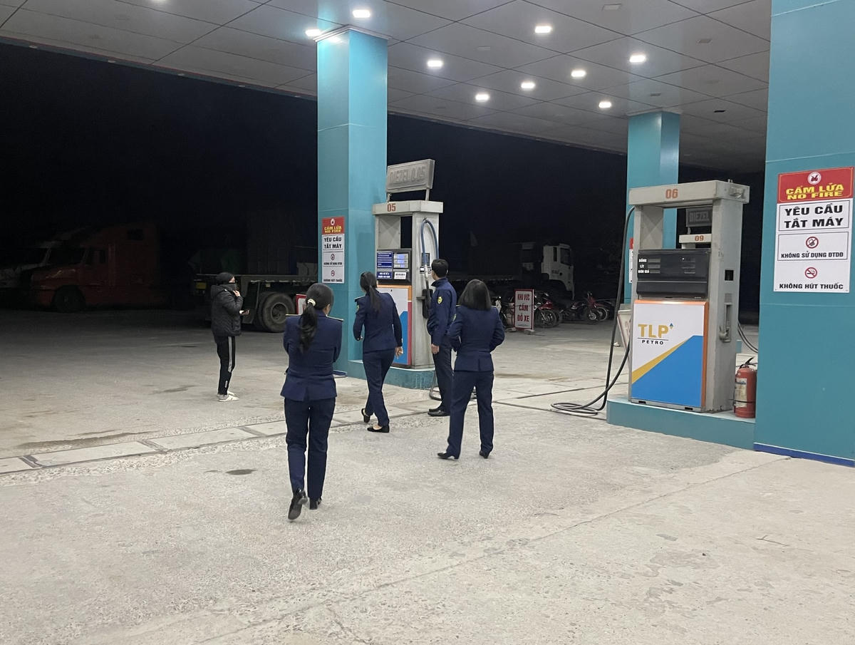Cục Quản lý thị trường TP Hải Phòng kiểm tra, phát hiện cửa hàng xăng dầu tự ngừng kinh doanh.