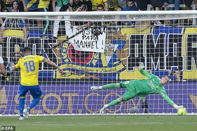 Real Madrid bất ngờ bị Cadiz cầm hòa 1-1 (Ảnh: EPA).