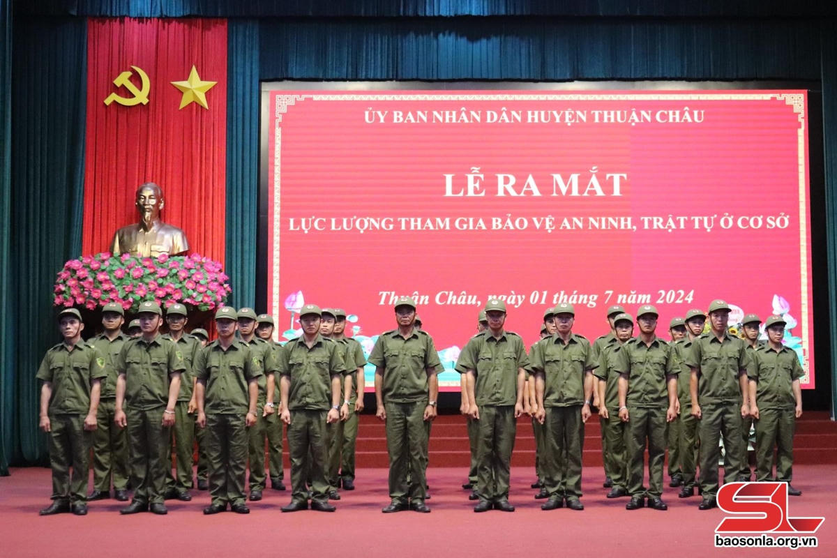 Lực lượng tham gia bảo vệ ANTT ở cơ sở huyện Thuận Châu nhận nhiệm vụ.