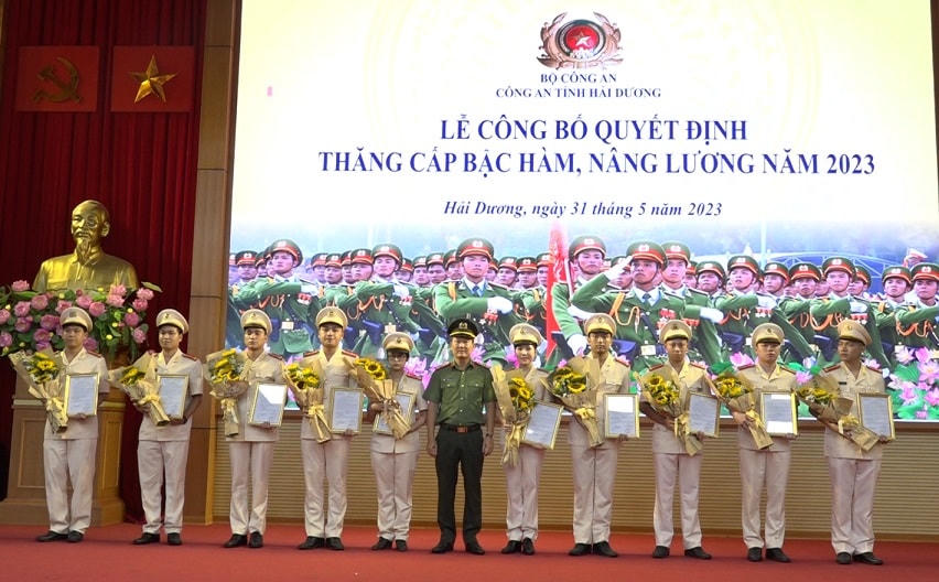 Lãnh đạo Công an tỉnh Hải Dương trao quyết định thăng bậc hàm cho các cán bộ, chiến sĩ trong đợt này.