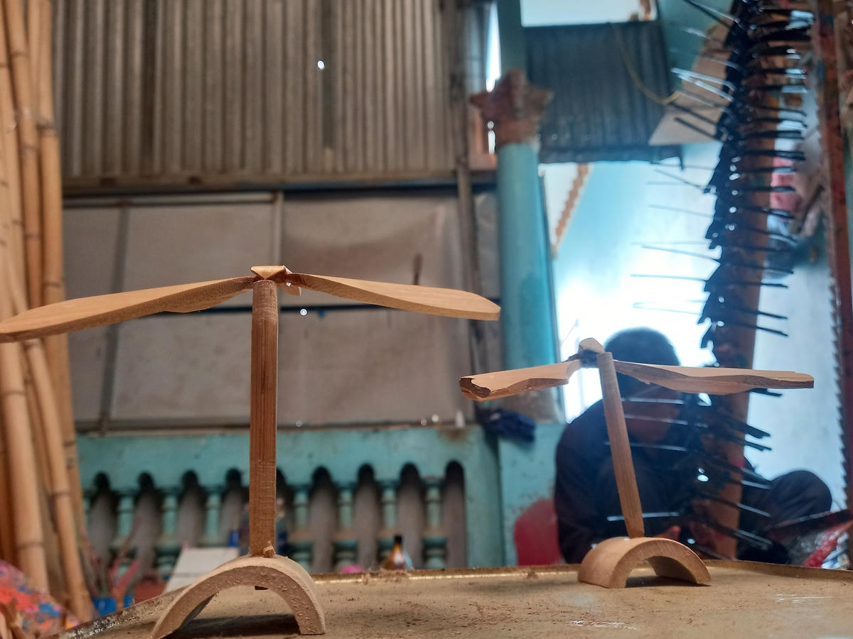Chuồn chuồn tre Thạch Xá có thể đứng thăng bằng trên những chiếc mỏ nhọn. Nguyên lý cân bằng, dựa trên 3 điểm là mỏ, cánh và đuôi. 3 điểm này phải bằng nhau, và trọng lượng của nó phải rơi vào giữa. Tâm được nối giữa ba điểm này của con chuồn chuồn phải tính toán làm sao để điểm đó nằm trên đúng cái mỏ của con chuồn chuồn.