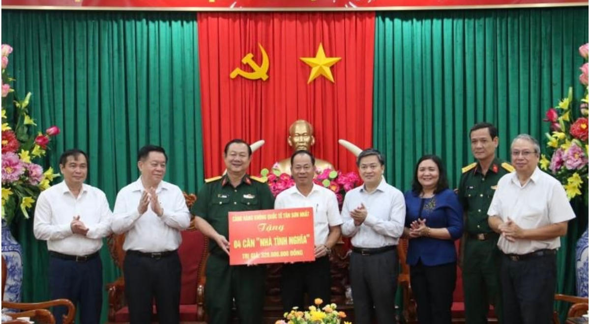 Đoàn công tác của Ban Tuyên giáo Trung ương tặng nhà tình nghĩa ở Bến Tre.