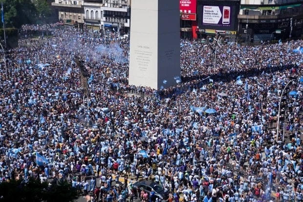 Người hâm mộ Argentina ăn mừng chiến thắng chức vô địch World Cup 2022 khi đánh bại tuyển Pháp trong một trận cầu kịch tính phải giải quyết bằng loạt sút luân lưu. Hàng trăm nghìn người đổ ra đường ăn mừng chiến thắng ở thủ đô Buenos Aires của Argentina (Ảnh: AP).