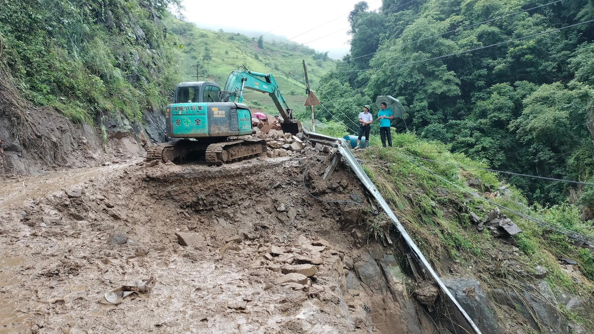 Lực lượng chức năng của Mù Cang Chải đang san gạt lại đường để thuận tiện cho việc cứu hộ, cứu nạn.