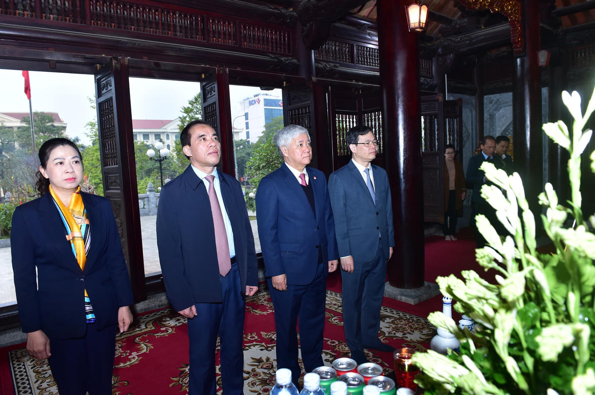 Chủ tịch Đỗ Văn Chiến và lãnh đạo tỉnh Tuyên Quang dâng hương tại Đền thờ Chủ tịch Hồ Chí Minh.