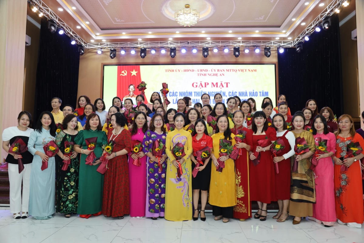Các đại biểu nữ chụp ảnh kỷ niệm nhân dịp ngày Phụ nữ Việt Nam 20/10. Ảnh: Điền Bắc.