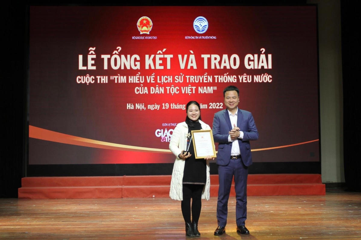 BTC trao giải cho tác giả đoạt giải Nhất cuộc thi.