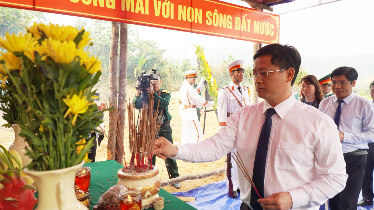 Lãnh đạo tỉnh Thừa Thiên - Huế dâng hương tưởng nhớ các liệt sĩ hy sinh tại Tiểu khu 67.