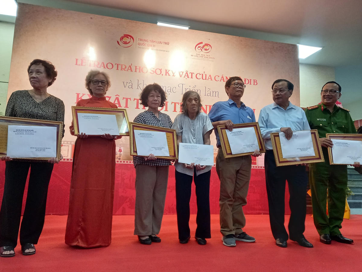 Trung tâm Lưu trữ quốc gia III trao trả trực tiếp hồ sơ, kỷ vật cho cán bộ đi B và người thân của cán bộ đi B.